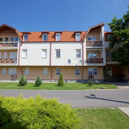 Zoli Apartmanok-timi Koelcsey 34-36 Апартаменты *